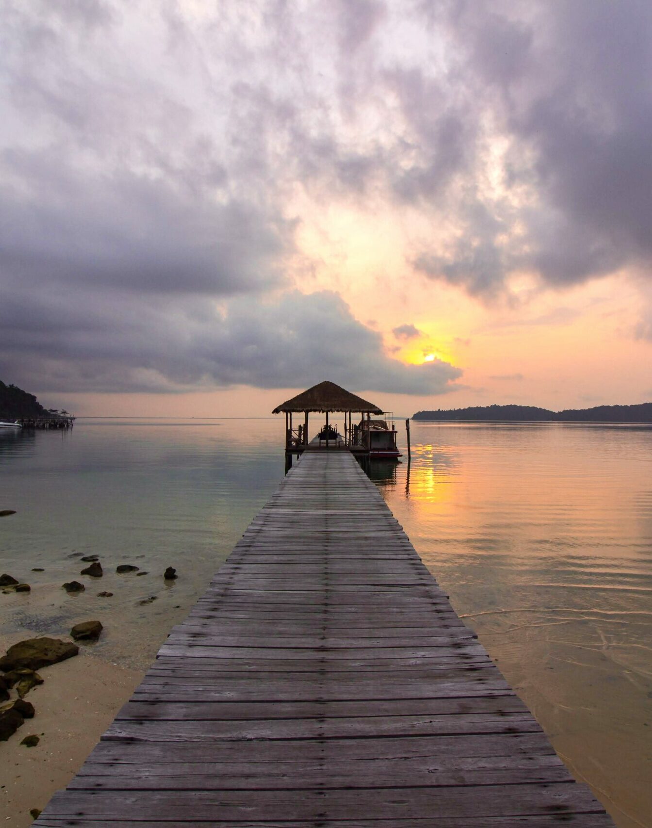 Un ponton sur l'eau au coucher de soleil à Koh Rong Samloem au Cambodge