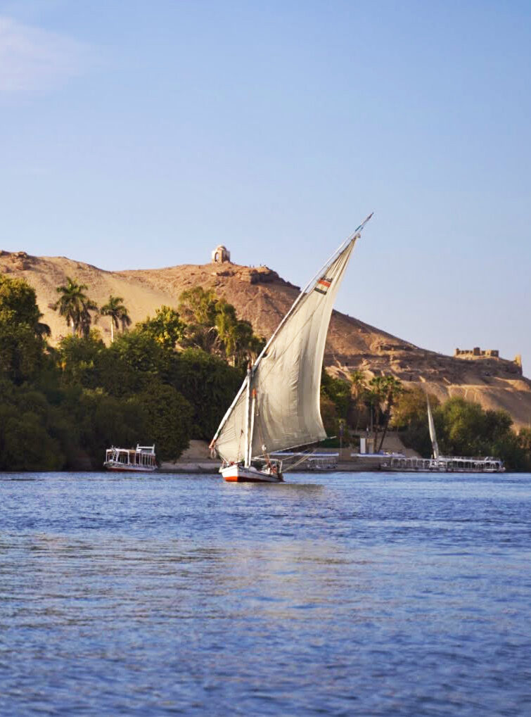 Une felouque qui navigue sur le Nil en Egypte