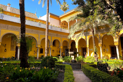 Cour principale du Palacio de las duenas à Seville en Espagne